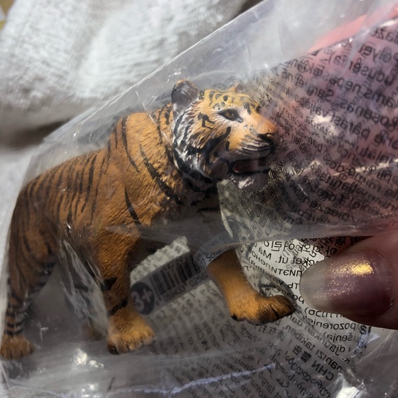 FINAL SALE- LEAVING CLOSET- NO FURTHER DISCOUNTS - Picture 1 of 5